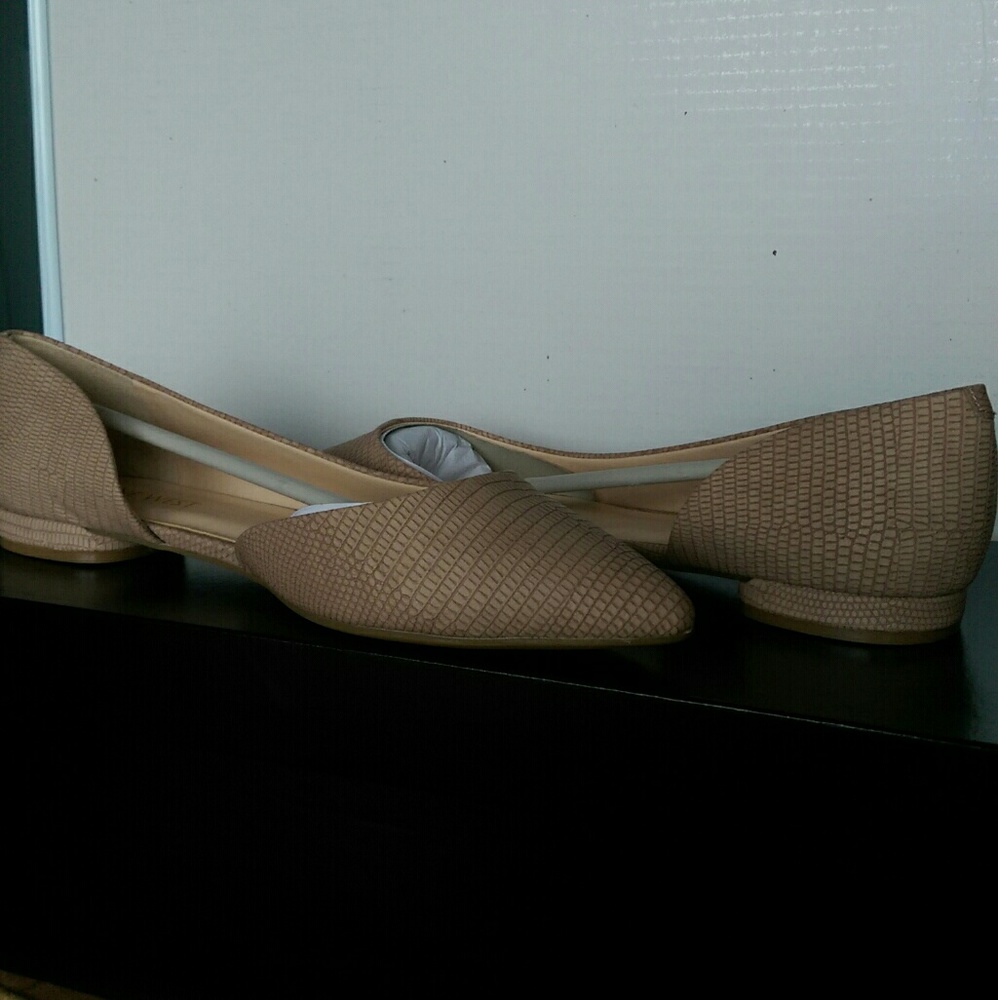 Nine West Taupe Faux Lizard Skin Flats